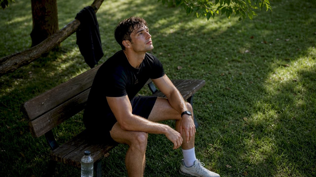 Un sportiv își ia o pauză după o sesiune intensă de antrenament, relaxându-se pentru a-și reface energia.